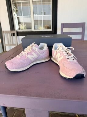 New Balance Classic Traditional Sneakers in Pink Size 9.5